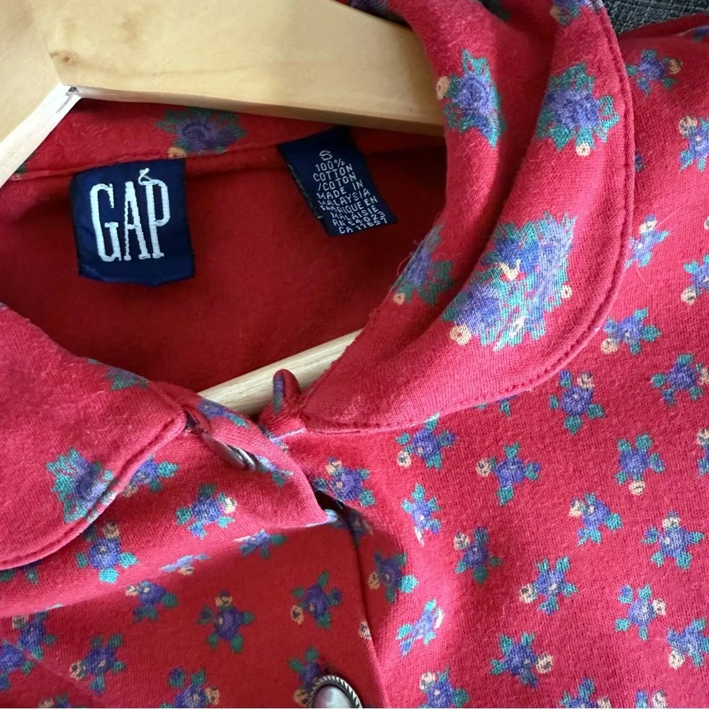 GAP vibrant red